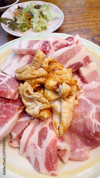 Fototapeta 焼肉屋で七輪炭焼き　ホルモンと豚バラ