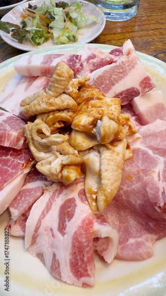 Fototapeta 焼肉屋で七輪炭焼き　ホルモンと豚バラ