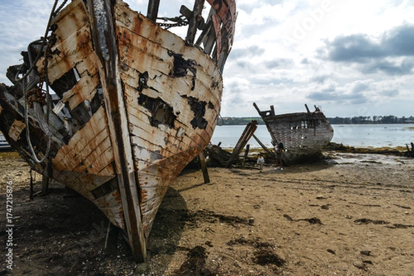 Obraz épaves de bateaux échouées sur une côte de la rade de Brest en Bretagne 