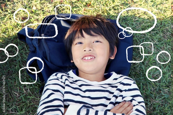 Obraz 寝転んで想像力を働かせて空想するアジアの日本人の小学生の男の子