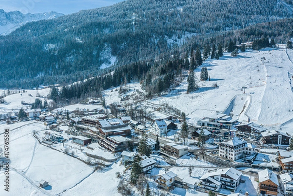 Obraz Winter im Tiroler Außerfern, Blick auf den Wintersportort Lermoos in der Zugspitz-Region