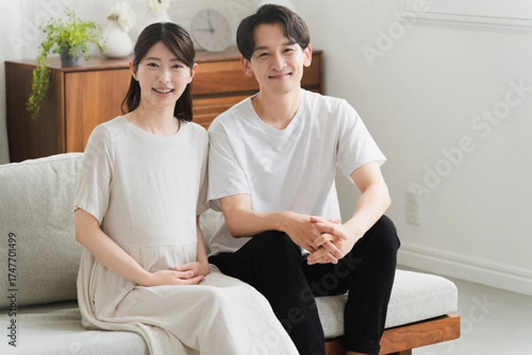 Obraz リビングのソファーでくつろぐ夫婦　ライフスタイルイメージ