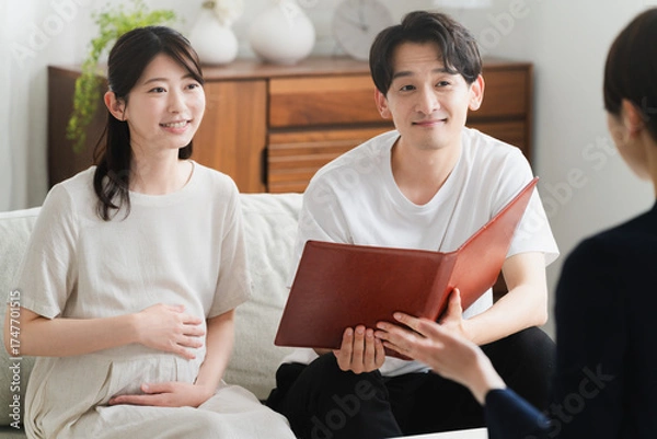 Obraz 保険の説明を聞く夫婦　ライフスタイルイメージ