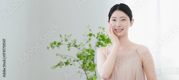 Obraz スキンケアをする若い女性　ビューティーイメージ