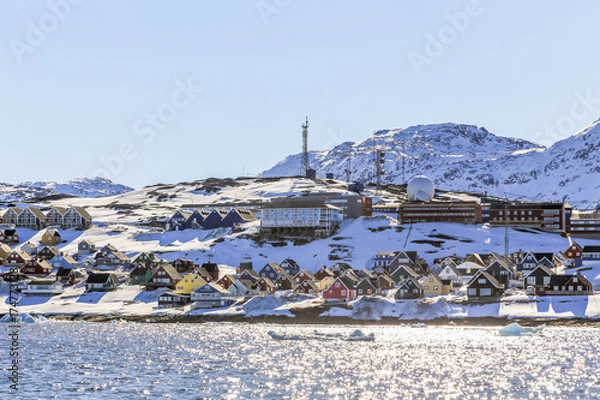 Fototapeta Rzędy kolorowych domów Eskimosów wzdłuż fiordu z górami śniegu w tle, miasto Nuuk, Grenlandia