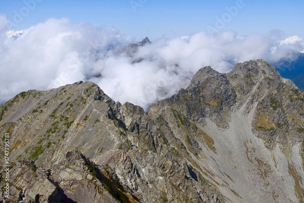 Fototapeta 北アルプス、奥穂高岳から望む涸沢岳、北穂高岳と雲間の槍ヶ岳