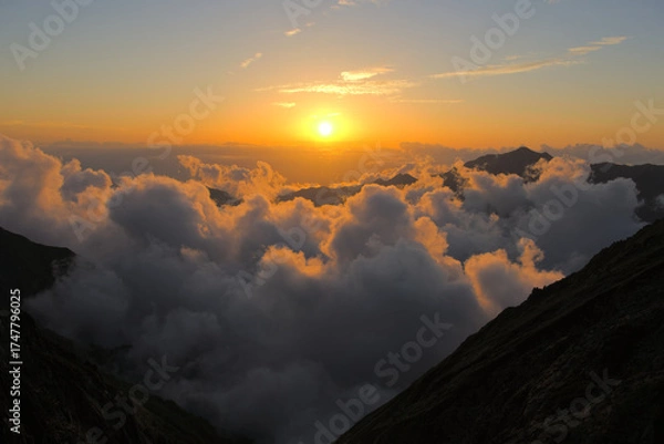 Obraz 北アルプス、穂高岳山荘から望む夕陽と雲海