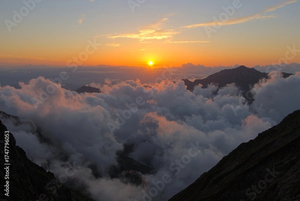 Obraz 北アルプス、穂高岳山荘から望む夕陽と笠ヶ岳