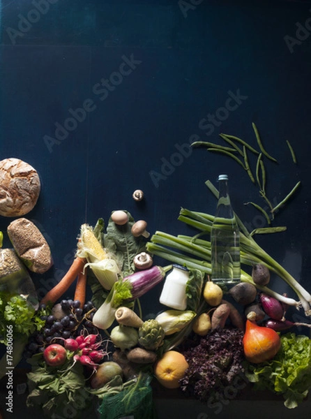 Fototapeta verschiedenes Essen auf dunkelblau