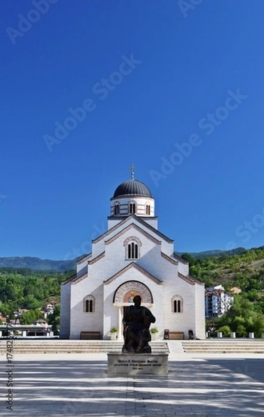 Fototapeta Orthodoxe Kirche in Visegrad, Bosnien, vertikal