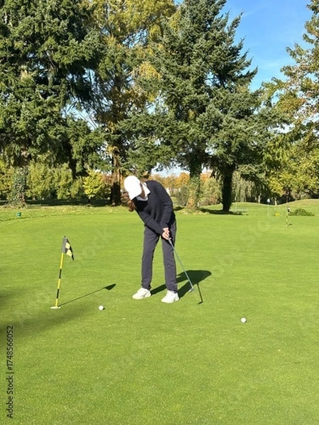 Obraz golfer putting on the green