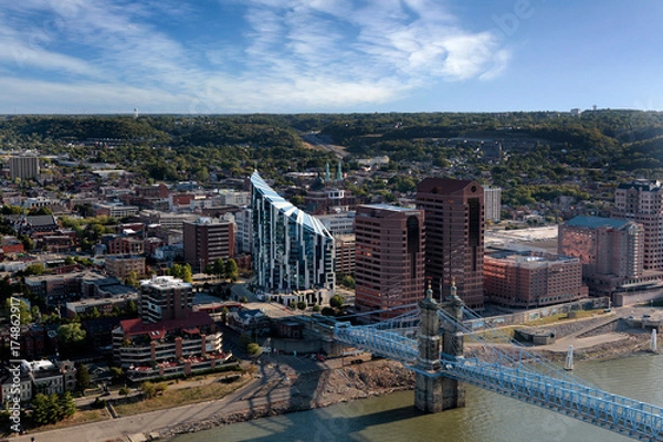 Fototapeta Widok z lotu ptaka na Covington Kentucky i most wiszący Roebling