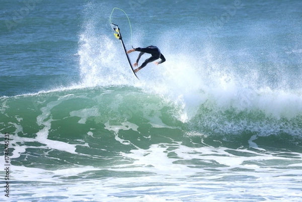 Obraz surfing in the waves