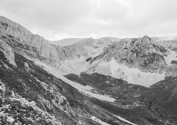 Fototapeta National park of Majella, Italy - Mountain summits in the Majella range, central Italy, Abruzzo region, with characteristic landscape of rocky expanses between valleys and plateaus.