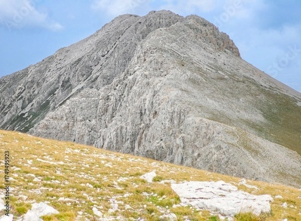Fototapeta National park of Majella, Italy - Mountain summits in the Majella range, central Italy, Abruzzo region, with characteristic landscape of rocky expanses between valleys and plateaus.