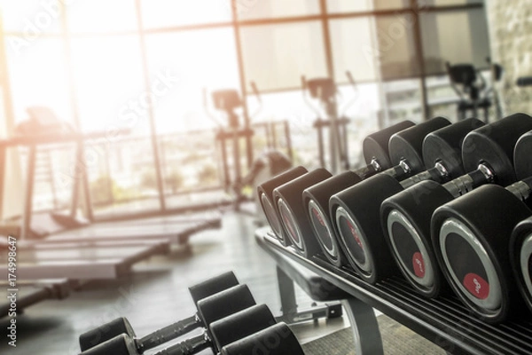 Obraz Odciąganie żelaza na siłowni w celu zwiększenia masy i budowania ciężaru, aby uzyskać większe ciało. Męskie procedury fitness i wzorce ćwiczeń z białkiem.