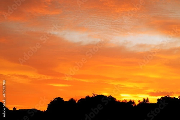 Fototapeta 幻想的な秋の朝焼け