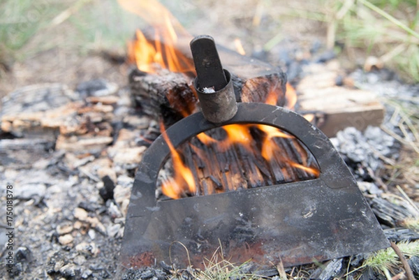 Obraz 折れた鍬の柄を交換の為に焼く