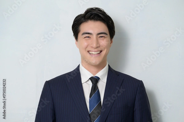 Obraz 白背景で微笑む日本人男性
