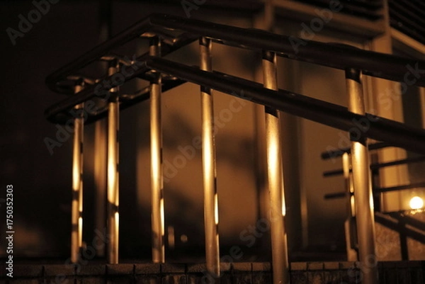 Fototapeta 岐阜県揖斐川町藤橋の明かりに反射する手すり