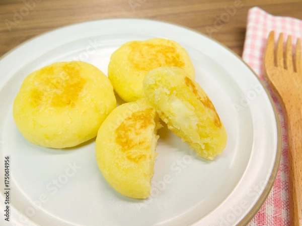 Fototapeta サツマイモの芋もち　チーズ入り