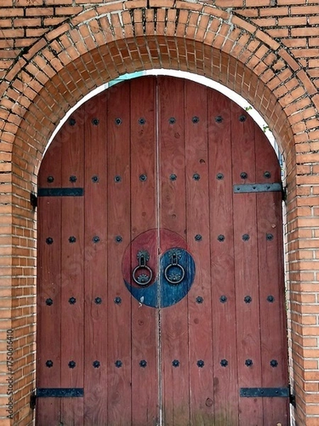 Fototapeta Traditional Korean wooden door decorated with Taegeuk patterns - Taegeuk symbol is typically associated with Korean traditions and represents balance in the universe