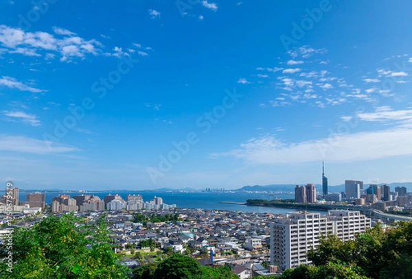 Obraz 福岡・青空と緑の博多湾を望む都市風景