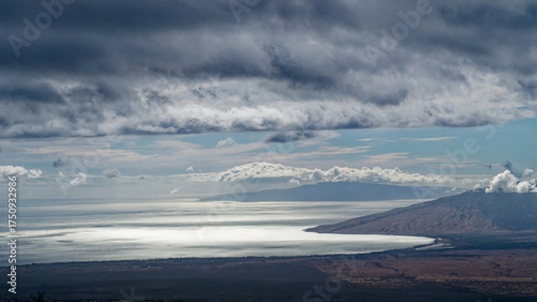 Fototapeta ハレアカラ山中腹からの下界を眺める