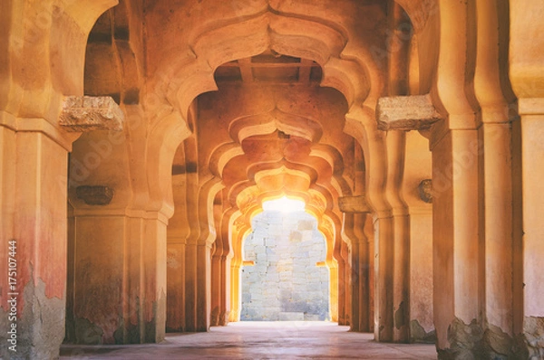 Fototapeta Stary zniszczony łuk Lotus Mahal o zachodzie słońca, Hampi, Karnataka, Indie.