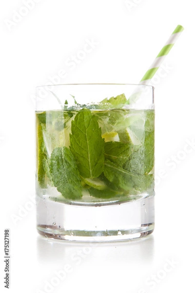 Fototapeta Koktajl Mojito na białym tle