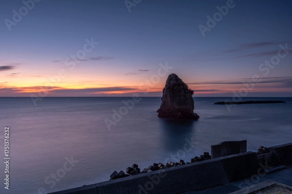 Obraz 冬の夜明けに浮かび上がる北茨城・二ツ島