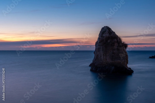 Obraz 冬の夜明けに浮かび上がる北茨城・二ツ島