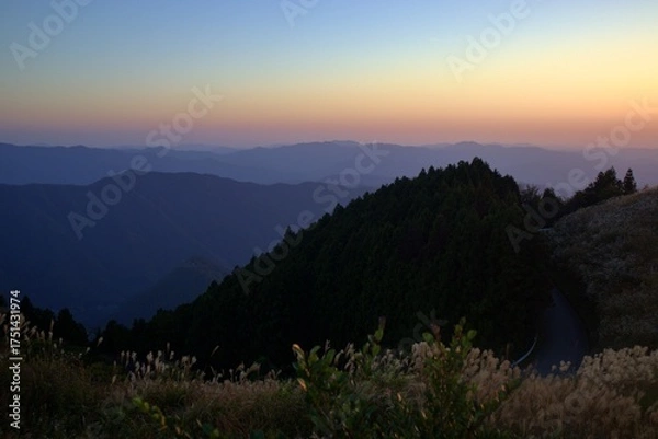 Obraz 青空と山脈のグラデーションが広がる秋の絶景