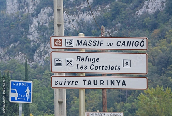 Obraz Panneaux de directions : massif du Canigou, refuge les Cortalets, suivre Taurinya dans les Pyrénées orientales, Roussillon, Occitanie, France.