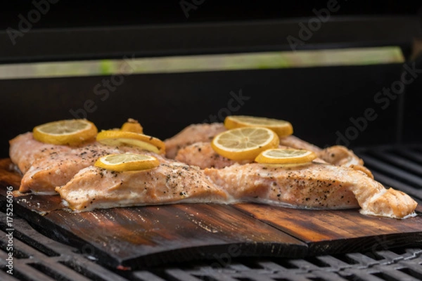 Fototapeta Lachs auf Zedernholzbrett mit Zitrone vom Grill