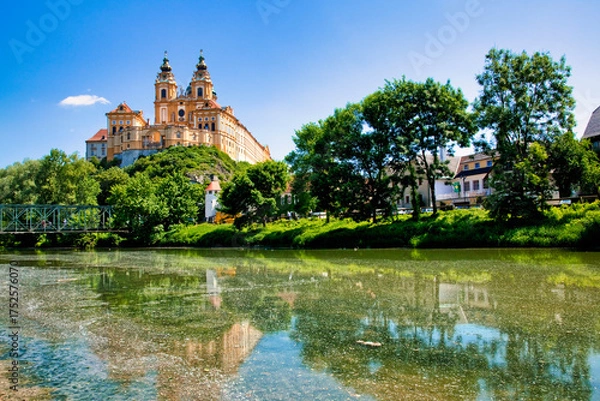 Obraz ヴァッハウ渓谷の美しいメルク修道院