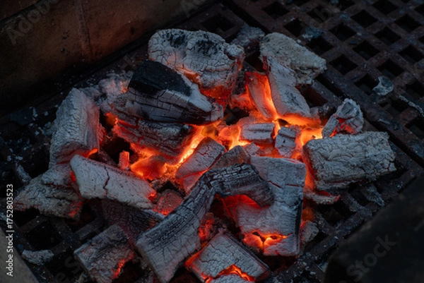 Obraz 少し火力が衰えた炭火