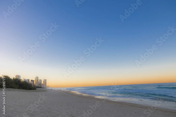 Obraz ゴールドコーストの海岸から見た都市部と夕暮れ