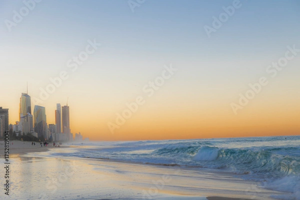 Obraz ゴールドコーストの海岸から見た都市部と夕暮れ