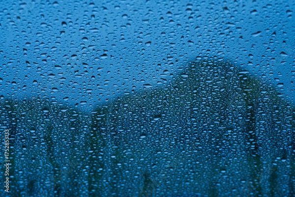 Obraz 青い雨の日：水玉模様と抽象的な森の影