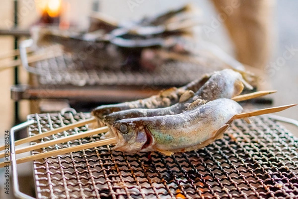 Obraz 串に刺したニジマスを焼く