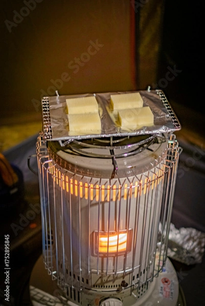 Fototapeta 石油ストーブで餅を焼く