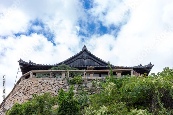 Fototapeta 日本の広島県福山市の鞆の浦の古くてとても美しい建物と町並み