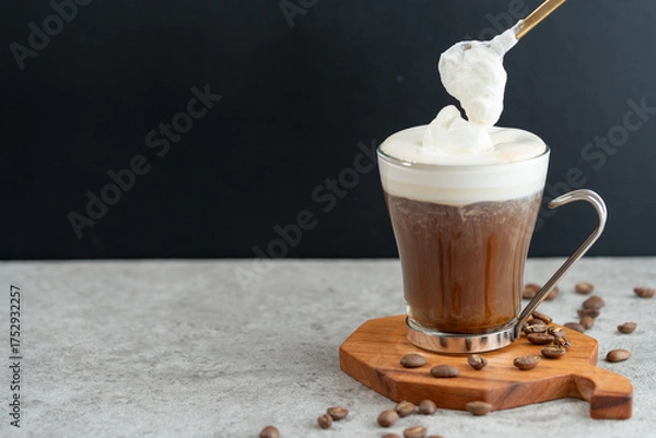 Obraz 小さなスプーンでウィンナーコーヒー（アインシュペナー）をつくる