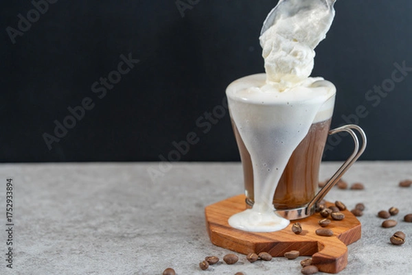 Obraz ウィンナーコーヒーのクリームがカップからこぼれる