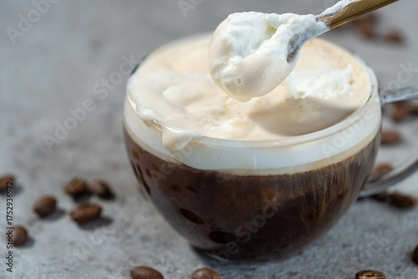 Obraz ウィンナーコーヒー（アインシュペナー）のクリームをスプーンですくう