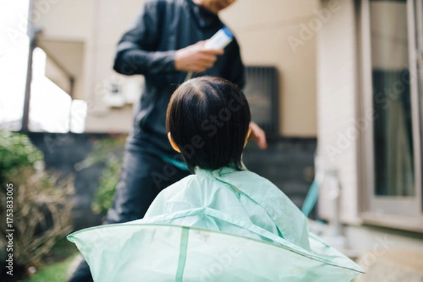 Obraz 外で散髪される子供