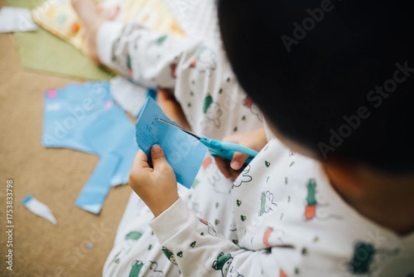 Obraz ハサミの練習をする幼児