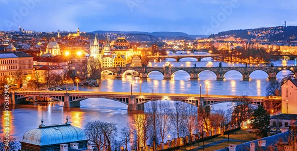 Fototapeta Klasyczny widok Pragi o zmierzchu, panorama mostów na Wełtawie, widok z góry, piękne widoki na mosty. Zimowa sceneria. Praga jest znanym i niezwykle popularnym celem podróży. Republika Czeska.