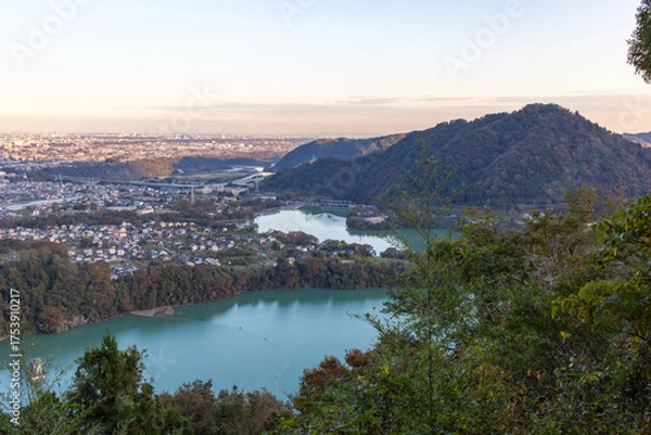 Fototapeta 夕方の津久井湖を上から見下ろす